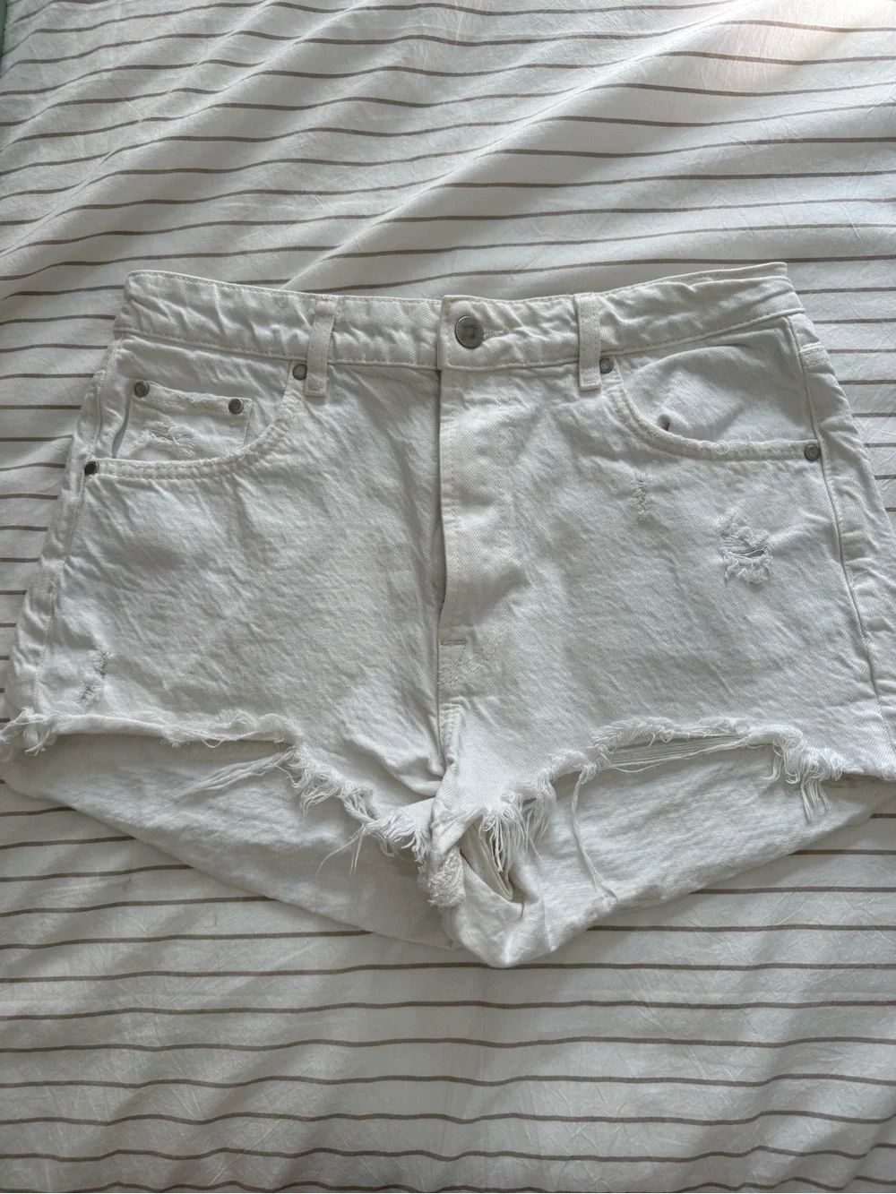 Zara White Frayed Hem Denim Shorts